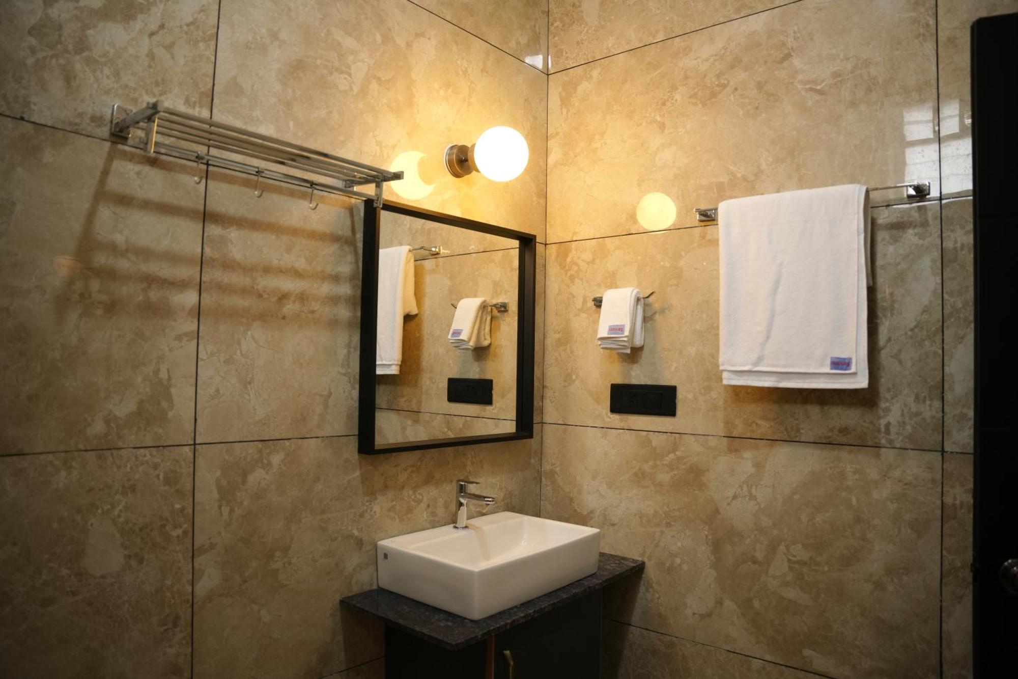 ホテル Sarvam Residency サーガル エクステリア 写真
