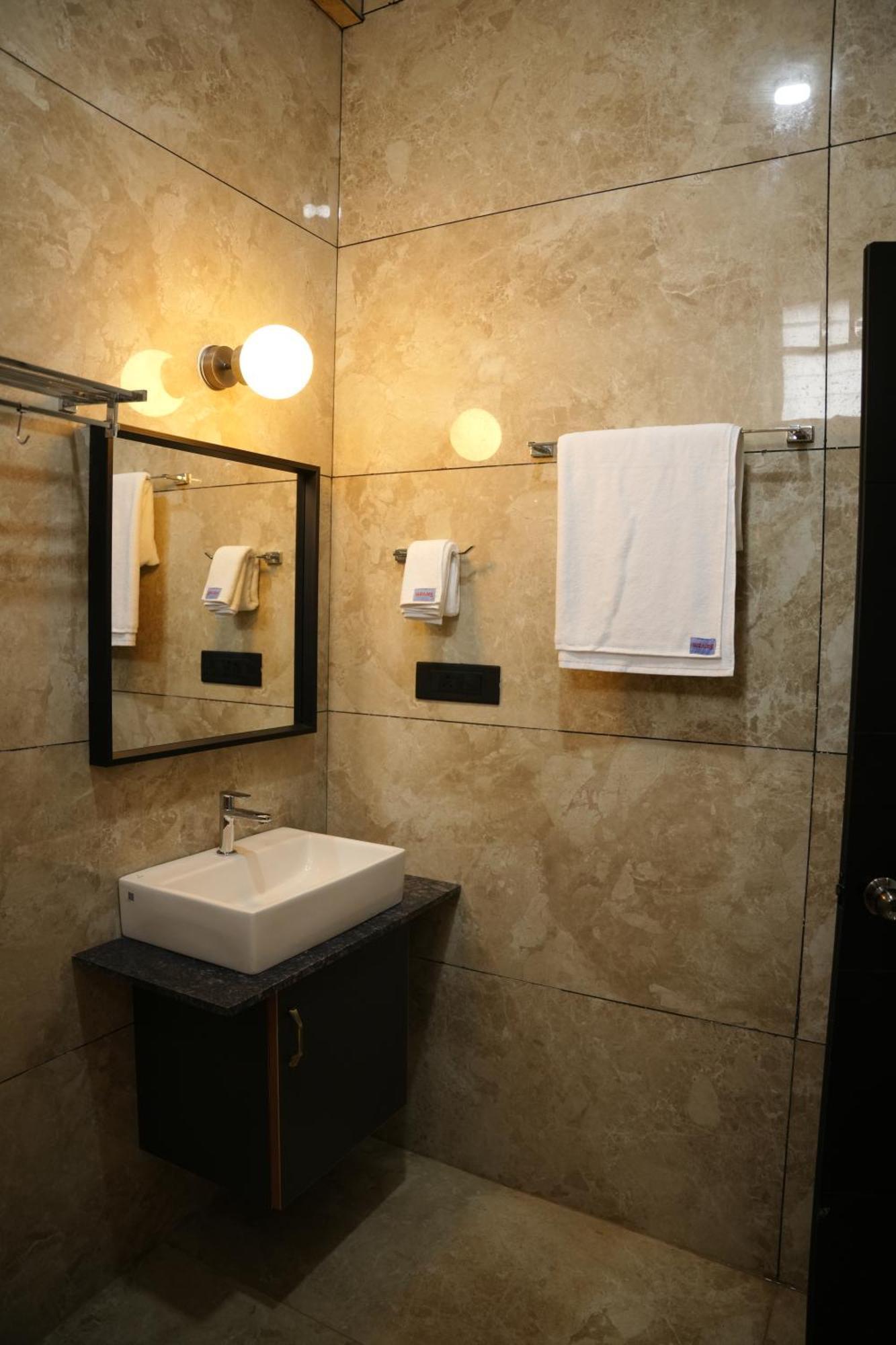 ホテル Sarvam Residency サーガル エクステリア 写真
